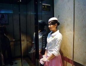 电梯小姐,穿梭于楼层间的温情守护者